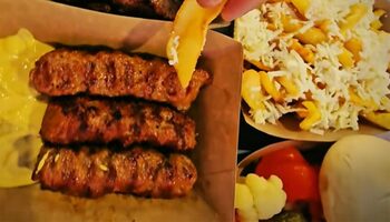 Mai scump ca la restaurant! Cât costă 3 mici cu cartofi prăjiți, la Târgul de Crăciun 2025 din Craiova