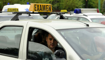 Cel mai ghinionist șofer. Cum a picat un tânăr din Iași examenul auto, cu toate că strada era goală