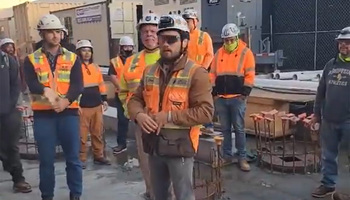 Campionul neașteptat l-a bătut măr pe favorit și apoi s-a întors la munca lui de pe șantier. Cum l-au primit colegii