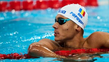 Campion și la volan! David Popovici, surprins când făcea plinul la super Porsche-ul de 120k