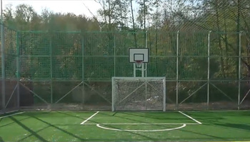 „Joc eu fotbal la 80 de ani?”. Baza sportivă dintr-o comună din România, unde nu există gaze şi canalizare, (…)