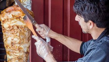 Cât a ajuns să coste o shaorma în 2025. Concurează cu prețurile din restaurante: „Ca să îţi permiţi, faci un drum (…)