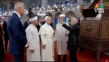 VIDEO Papa Leon și-a scos pantofii, în prima sa vizită la Moscheea Albastră din Istanbul, dar n-a părut să se roage