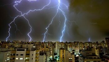 Meteorologii Accuweather, avertisment de furtuni electrice în București. Pe ce dată se întâmplă