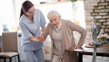 Ce a pățit o BADANTĂ din Italia, care avea grijă de o femeie. Calvarul a durat cinci luni de zile