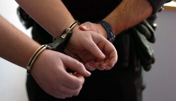 Gorj: Tânăr reținut pentru înșelăciune, fals informatic și operațiuni financiare frauduloase