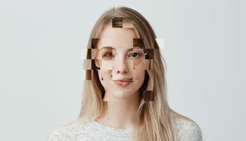 Avertismentul Poliției Române despre fenomenul deepfake. Cum recunoști clipurile false de pe Facebook, TikTok sau (…)