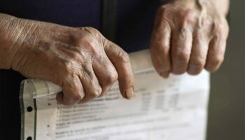 Motivul pentru care pensiile intră mai târziu în noiembrie. Cine va primi bani în plus la pensie