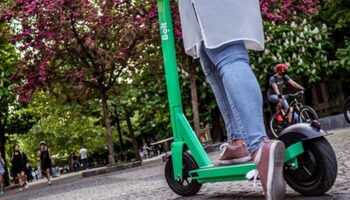 Trotinetele electrice, un pericol pentru viață. O fată și un băiat din Bistrița au fost accidentați