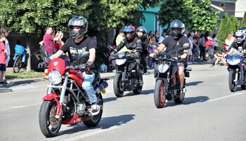 Motocicliștii primesc undă verde: locuri dedicate, benzi speciale și clarificări în Codul Rutier