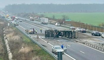 Trafic blocat pe A3 după răsturnarea unui TIR încărcat cu piatră. Şoferii, sfătuiţi să folosească rute alternative