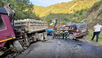 Accident grav pe Transalpina! O mașină a intrat pe contrasens și s-a izbit de un camion