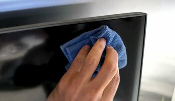 Cum îți cureți corect și eficient ecranul TV sau monitorul de calculator fără să-l strici
