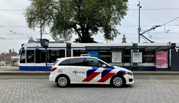 Cinci escroci români, arestați în Olanda. Unul dintre ei a convins o femeie să-i umple rezervorul după ce s-a dat (…)
