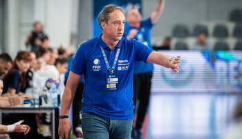 Aruncat în gura lupului, Ovidiu Mihăilă nu s-a făcut de râs la debutul pe banca naționalei feminine de handbal
