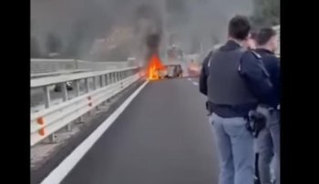 Jaf cu mitraliere Kalașnikov pe o autostradă din Italia. Hoţii au deschis focul asupra unei maşini, au incendiat (…)