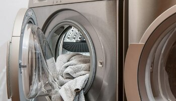 O fetiţă de 8 ani, blocată în maşina de spălat în timp ce se juca. Pompierii au intervenit cu un fierăstrău electric