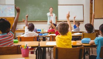 Când începe școala în septembrie 2025. Pe ce dată se întorc elevii români la școală și liceu