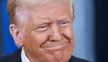 Parfumul lui Trump promite „victorie”, dar miroase a eșec și costă de-ți ia nasul din loc. Cum îl percepe presa de (…)