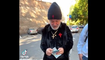 Gigi Becali a împărțit bani adolescenților din liceul „Mihai Eminescu”. Imagini cu miliardarul, primit ca un idol de (…)