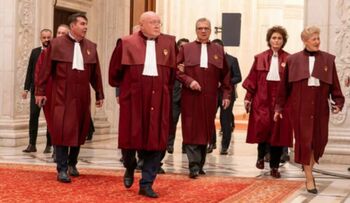Judecătorii CCR rămân cu venituri nesimțite! Salariul va fi de 47.000 de lei, iar sporul de stres 11.700 de lei!
