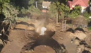 Alertă la Amara, Ialomița, după descoperirea unei pungi de gaze. Zeci de persoane evacuate, crater de 50 de metri (…)