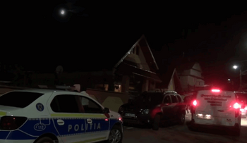 Un bărbat și-a înjunghiat mortal soția și apoi s-a sinucis