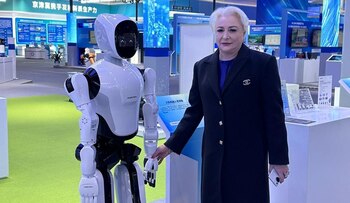 Viorica Dăncilă, a doua vizită în China: s-a fotografiat cu roboți la un târg tehnologic din Beijing