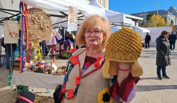 Povești scrise cu iglița. De la coiful dacic, la jucării și rochii dantelate. „Toată viața am visat să fac asta”