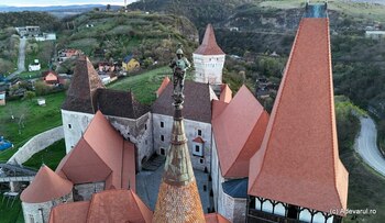 Misterioasa statuie a lui Ioan de Hunedoara, ridicată de pe cel mai înalt turn al Castelului Corvinilor. Cum a ajuns (…)