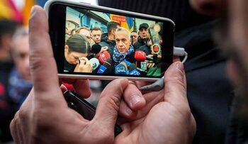 Ascensiunea influențatorilor politici și dilema reglementării: cum se schimbă jocul democrației în era digitală