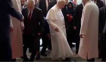 Papa Leon, vizită la Moschee Albastră din Instanbul. S-a descălţat la intrare, dar a refuzat să se roage