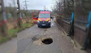 Incident grav la Petroșani. Doi bărbați au căzut într-o groapă formată brusc în asfalt