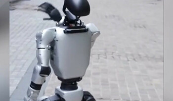 Uimire pe străzile din New York. Un robot umanoid a cumpărat un hot dog şi a probat încălţăminte