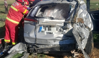 Un mort şi cinci răniţi după ce o mașină s-a înfipt într-un cap de pod