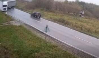 Accident cu doi morți, în Suceava: un TIR a derapat pe șoseaua umedă și a spulberat o mașină de pe sensul opus (…)