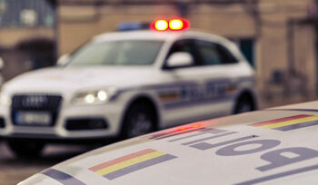 Un bărbat băut și fără permis a intrat cu mașina în gardul unei locuințe