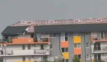 Cum arată blocul de pe care a plecat acoperișul ucigaș care a omorât o femeie din Otopeni