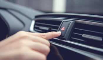 Ce pățești dacă îți pui mașina pe avarii în mijlocul străzii în România. Ce spune Codul Rutier despre blocarea (…)