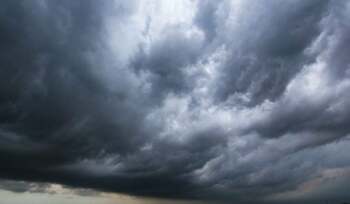 12 județe intră la noapte sub alertă meteo de ploi torențiale. Vreme severă în toată țara până sâmbătă dimineață