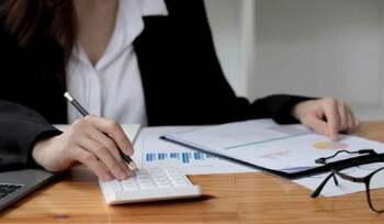O contabilă de la două școli din județul Iași a furat ani la rând bani din salarii și de la elevi. Metoda prin care (…)
