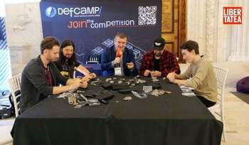 Demonstrație de siguranță la DefCamp 2025: tinerii descoperă vulnerabilitățile sistemelor de securitate folosite zilnic