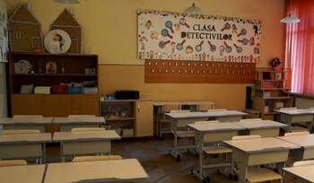Vor cea mai bună şcoală pentru copiii lor. Mii de părinţi s-au înghesuit să facă rost de vize de flotant