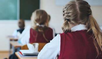 Un învățător a pălmuit două eleve de zece ani, pe motiv că au fost indisciplinate. Poliția l-a reținut