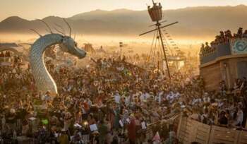 O femeie de 36 de ani, care nu știa că era însărcinată, a născut o fetiță la festivalul Burning Man