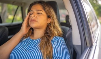 De ce nu este recomandat să porți haine groase în mașină. Explicațiile experților