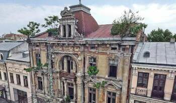 Hotelul-fantomă din centrul Brăilei, ajuns ruină, aparține unei firme cu cifra de afaceri zero și viitor incert