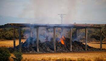 Un fermier și un muncitor au murit, ascunși sub bolovani, după ce au încercat să scape cu mașina de un incendiu uriaș