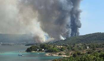 Incendiu în Halkidiki, unde mulți români sunt în vacanță. În ce zonă a brațului Sithonia a izbucnit focul