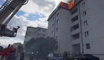 Incendiu puternic în Constanța, la mansarda unui bloc: un bărbat a ajuns la spital